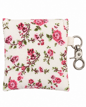 Lade das Bild in den Galerie-Viewer, Handgenähtes Täschchen mit Karabiner | Baumwolle 7 x 9cm | AirPods-Hülle & Mini-Organizer – für Kopfhörer, Tampons, Geld, Einkaufschips