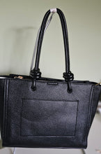 Lade das Bild in den Galerie-Viewer, Top-Handle Tote – strukturierte Schultertasche mit Knoten-Henkeln & Front-Reißverschluss | Creme/Schwarz | Zip-Top