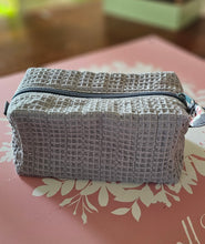 Lade das Bild in den Galerie-Viewer, Kosmetiktasche Waffelpique | Kulturbeutel Handarbeit | Schminktasche mit Baumwollfutter & Volumenvlies (18×11×10 cm)