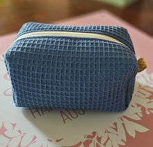 Lade das Bild in den Galerie-Viewer, Kosmetiktasche Waffelpique | Kulturbeutel Handarbeit | Schminktasche mit Baumwollfutter & Volumenvlies (18×11×10 cm)