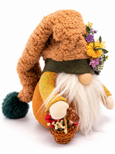 Charger l'image dans la galerie, Handgemachter Herbstwichtel mit Pilzkorb und Kürbissen – Herbstdeko 25 cm