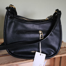 Lade das Bild in den Galerie-Viewer, Half-Moon Schultertasche – Crescent Crossbody mit 2 Reißverschlussfächern & Flechtoptik (26×17×3 cm) – Schwarz – 25 €