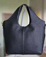 Lade das Bild in den Galerie-Viewer, Hobo Bag mit Cut-Out-Griff & Kette in Goldoptik– Kunstleder, Schwarz (ca. 30×28×12 cm)