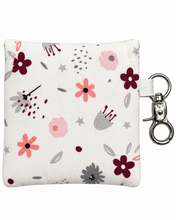 Lade das Bild in den Galerie-Viewer, Handgenähtes Täschchen mit Karabiner | Baumwolle 7 x 9cm | AirPods-Hülle & Mini-Organizer – für Kopfhörer, Tampons, Geld, Einkaufschips