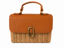 Charger l'image dans la galerie, Elegante Korbtasche in Natur & Cognac mit goldfarbenen Details