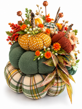 Lade das Bild in den Galerie-Viewer, Handgemachte Herbstdeko mit Stoffkürbissen und Blumen – Grün & Orange