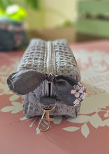 Lade das Bild in den Galerie-Viewer, Kosmetiktasche klein mit Karabiner | Schminktäschchen | Mini-Aufbewahrung 12x7x7 cm | Handgemacht aus Baumwolle (Waffelpiqué) | Geschenkidee