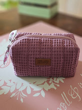 Lade das Bild in den Galerie-Viewer, Kosmetiktasche Waffelpique | Kulturbeutel Handarbeit | Schminktasche mit Baumwollfutter & Volumenvlies (18×11×10 cm)