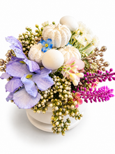 Lade das Bild in den Galerie-Viewer, Handgemachte Blumendeko mit Gipspilzen und Kürbissen – Rosa & Lila