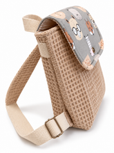 Cargar imagen en el visor de la galería, Handgemachter Kinderrucksack mit Tiermotiven aus Waffelpique – Beige & Grau