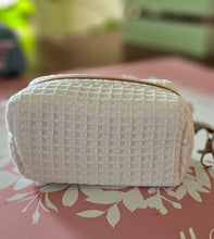 Lade das Bild in den Galerie-Viewer, Kosmetiktasche klein mit Karabiner | Schminktäschchen | Mini-Aufbewahrung 12x7x7 cm | Handgemacht aus Baumwolle (Waffelpiqué) | Geschenkidee