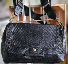 Lade das Bild in den Galerie-Viewer, Umhängetasche aus Kunstleder mit und Nieten | Tasche mit Zipperfach & verstellbarem Gurt | Schwarz oder Braun