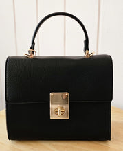 Lade das Bild in den Galerie-Viewer, Elegante Struktur-Handtasche aus Kunstleder – Modell „Drehverschluss“ in Schwarz, Olive, Cognac, & Petrol – Top-Handle & Crossbody-Tragegurt