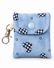 Lade das Bild in den Galerie-Viewer, Handgenähtes Täschchen mit Karabiner | Baumwolle 7 x 9cm | AirPods-Hülle & Mini-Organizer – für Kopfhörer, Tampons, Geld, Einkaufschips