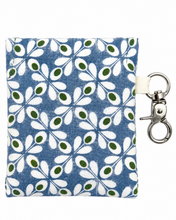 Lade das Bild in den Galerie-Viewer, Handgenähtes Täschchen mit Karabiner | Baumwolle 7 x 9cm | AirPods-Hülle & Mini-Organizer – für Kopfhörer, Tampons, Geld, Einkaufschips