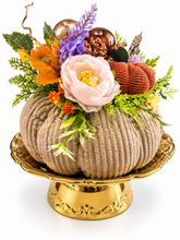 Lade das Bild in den Galerie-Viewer, Handgemachte Herbstdeko mit Stoffkürbis, Blumen und Pilzen – Beige & Gold