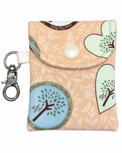 Lade das Bild in den Galerie-Viewer, Handgenähtes Täschchen mit Karabiner | Baumwolle 7 x 9cm | AirPods-Hülle & Mini-Organizer – für Kopfhörer, Tampons, Geld, Einkaufschips