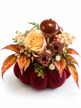 Cargar imagen en el visor de la galería, Handgemachte Herbstdeko mit genähtem Kürbis, Rosen und Pilzen – Bordeauxrot
