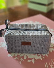 Lade das Bild in den Galerie-Viewer, Kosmetiktasche Waffelpique | Kulturbeutel Handarbeit | Schminktasche mit Baumwollfutter & Volumenvlies (18×11×10 cm)