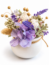 Lade das Bild in den Galerie-Viewer, Handgemachtes Blumengesteck in Gipsvase – Lila mit Gipspilzen & Kürbissen