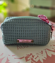 Lade das Bild in den Galerie-Viewer, Kosmetiktasche klein mit Karabiner | Schminktäschchen | Mini-Aufbewahrung 12x7x7 cm | Handgemacht aus Baumwolle (Waffelpiqué) | Geschenkidee