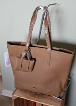 Lade das Bild in den Galerie-Viewer, Shopper Tote – große Schultertasche mit Zip-Top, Mini-Täschchen & Innen-Bag (41×30×9 cm) – Beere/Camel