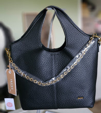 Lade das Bild in den Galerie-Viewer, Hobo Bag mit Cut-Out-Griff & Kette in Goldoptik– Kunstleder, Schwarz (ca. 30×28×12 cm)