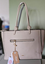 Lade das Bild in den Galerie-Viewer, Elegante Handtasche/Shopper aus Kunstleder mit Knotenhenkeln – Citybag in Schwarz oder Creme | Reißverschluss