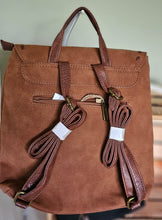 Lade das Bild in den Galerie-Viewer, Flap-Backpack – Rucksack mit Überschlag, Vintage-Look & Reißverschlussfächern | Schwarz/Cognac