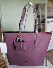 Lade das Bild in den Galerie-Viewer, Shopper Tote – große Schultertasche mit Zip-Top, Mini-Täschchen & Innen-Bag (41×30×9 cm) – Beere/Camel