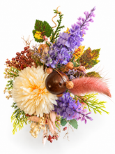 Charger l'image dans la galerie, Handgemachte Herbstdeko mit Stoffkürbis, Blumen und Pilz – Rostrot & Creme