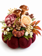 Cargar imagen en el visor de la galería, Handgemachte Herbstdeko mit genähtem Kürbis, Rosen und Pilzen – Bordeauxrot