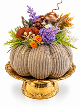 Lade das Bild in den Galerie-Viewer, Handgemachte Herbstdeko mit Stoffkürbis, Blumen und Pilzen – Beige & Gold