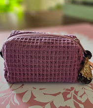 Lade das Bild in den Galerie-Viewer, Kosmetiktasche klein mit Karabiner | Schminktäschchen | Mini-Aufbewahrung 12x7x7 cm | Handgemacht aus Baumwolle (Waffelpiqué) | Geschenkidee