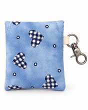Lade das Bild in den Galerie-Viewer, Handgenähtes Täschchen mit Karabiner | Baumwolle 7 x 9cm | AirPods-Hülle & Mini-Organizer – für Kopfhörer, Tampons, Geld, Einkaufschips