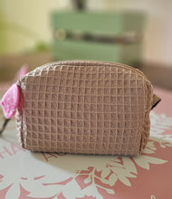 Lade das Bild in den Galerie-Viewer, Kosmetiktasche klein mit Karabiner | Schminktäschchen | Mini-Aufbewahrung 12x7x7 cm | Handgemacht aus Baumwolle (Waffelpiqué) | Geschenkidee