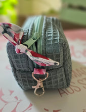 Lade das Bild in den Galerie-Viewer, Kosmetiktasche klein mit Karabiner | Schminktäschchen | Mini-Aufbewahrung 12x7x7 cm | Handgemacht aus Baumwolle (Waffelpiqué) | Geschenkidee