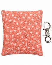 Lade das Bild in den Galerie-Viewer, Handgenähtes Täschchen mit Karabiner | Baumwolle 7 x 9cm | AirPods-Hülle & Mini-Organizer – für Kopfhörer, Tampons, Geld, Einkaufschips