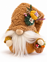 Cargar imagen en el visor de la galería, Handgemachter Herbstwichtel mit Teddy-Zipfelmütze, Kürbissen und Pilzkörbchen – Ockerbraun