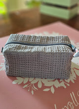 Lade das Bild in den Galerie-Viewer, Kosmetiktasche Waffelpique | Kulturbeutel Handarbeit | Schminktasche mit Baumwollfutter & Volumenvlies (18×11×10 cm)