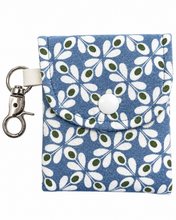 Lade das Bild in den Galerie-Viewer, Handgenähtes Täschchen mit Karabiner | Baumwolle 7 x 9cm | AirPods-Hülle & Mini-Organizer – für Kopfhörer, Tampons, Geld, Einkaufschips