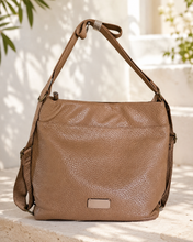Lade das Bild in den Galerie-Viewer, Umhängetasche & Rucksack in einem – stylische Alltagstasche aus Kunstleder in Camel, Braun oder Schwarz | 2-in-1 Tasche Damen