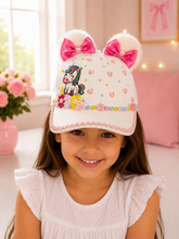 Lade das Bild in den Galerie-Viewer, Weiße Einhorn Mädchen Cap mit Pompons & Schleifen – Süße Kinder Basecap mit Glitzer