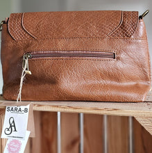 Lade das Bild in den Galerie-Viewer, Umhängetasche aus Kunstleder mit und Nieten | Tasche mit Zipperfach & verstellbarem Gurt | Schwarz oder Braun