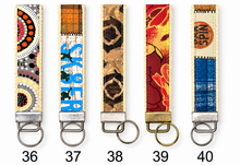 Lade das Bild in den Galerie-Viewer, Schlüsselanhänger aus Stoff, keychain fabrik, Schlüsselband, Geschenk für Sie & Ihn, Geschenkidee, handgemacht, handmade