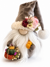 Cargar imagen en el visor de la galería, Handgemachter Herbstwichtel in Grau mit rosa Blumen und Stoffkürbissen