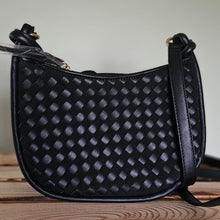 Lade das Bild in den Galerie-Viewer, Half-Moon Schultertasche – Crescent Crossbody mit 2 Reißverschlussfächern & Flechtoptik (26×17×3 cm) – Schwarz – 25 €