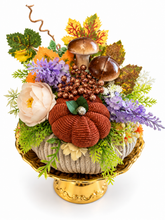 Lade das Bild in den Galerie-Viewer, Handgemachte Herbstdeko mit Stoffkürbis, Blumen und Pilzen – Beige & Gold