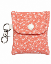 Lade das Bild in den Galerie-Viewer, Handgenähtes Täschchen mit Karabiner | Baumwolle 7 x 9cm | AirPods-Hülle & Mini-Organizer – für Kopfhörer, Tampons, Geld, Einkaufschips