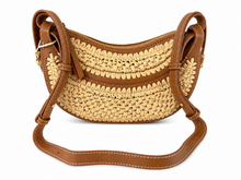 Lade das Bild in den Galerie-Viewer, Sommertasche Beige & Braun – geflochtene Umhängetasche in Halbmondform